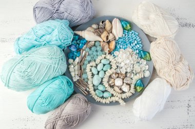 Konu ve boncuk ve kabukları ile gri plaka örgü 