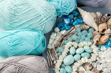 Konu ve boncuk ve kabukları ile gri plaka örgü 