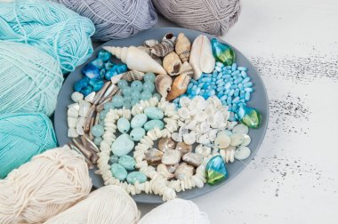 Konu ve boncuk ve kabukları ile gri plaka örgü 