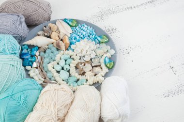 Konu ve boncuk ve kabukları ile gri plaka örgü 