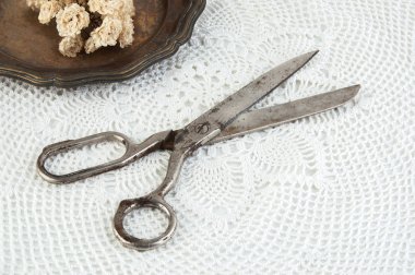 Eski vintage makas ve vintage metal plaka