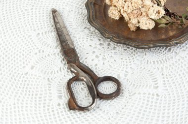 Eski vintage makas ve vintage metal plaka