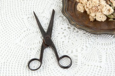 Eski vintage makas ve vintage metal plaka