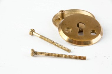 Antika pirinç kapı kolu kapak eski püskü Beyaz ahşap zemin üzerinde. Metin için yer kopyalayın.