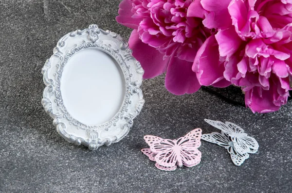 Peonía Rosa Marco Fotos Mal Estado Mariposas Cierran Sobre Fondo —  Fotos de Stock