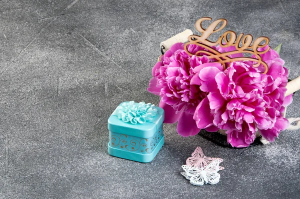 Rosa Pion Mint Presentbox Och Fjärilar Som Närbild Grå Texturerat — Stockfoto
