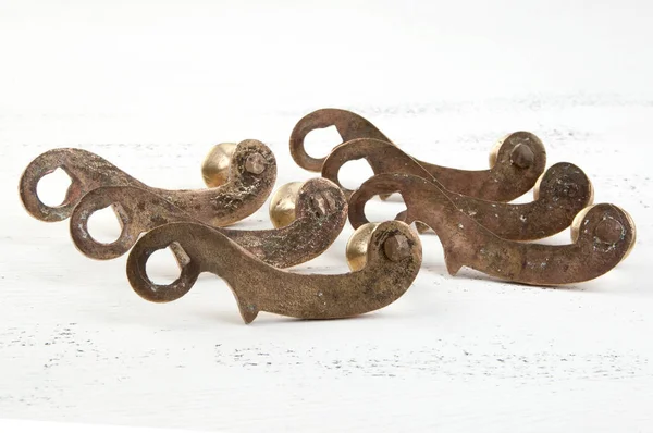 Vintage Bronzen Deur Selectiegrepen Shabby Witte Houten Achtergrond Ruimte Voor — Stockfoto