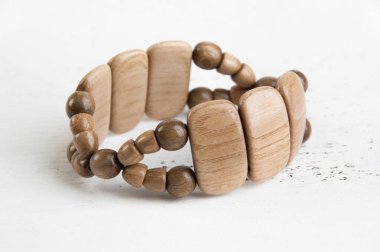 Antika ahşap braclet eski püskü Beyaz ahşap zemin üzerinde. Metin için yer kopyalayın.