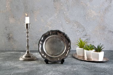 Vintage gümüş tabak, Şamdan ve succulents gri beton zemin üzerine. Metin için yer kopyalayın.