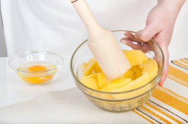 Haşlanmış patates ve yumurta ile cam kase. Yemek, aşamaları kopyalama için metin alanı.