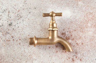 Beton zemin üzerine antik bronz su dokunun. Metin için yer kopyalayın.