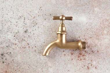 Beton zemin üzerine antik bronz su dokunun. Metin için yer kopyalayın.