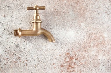 Beton zemin üzerine antik bronz su dokunun. Metin için yer kopyalayın.