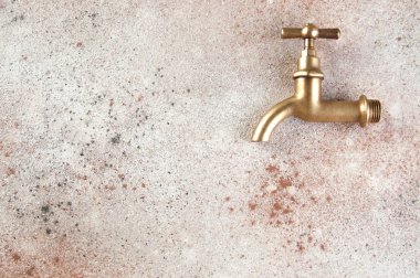 Beton zemin üzerine antik bronz su dokunun. Metin için yer kopyalayın.