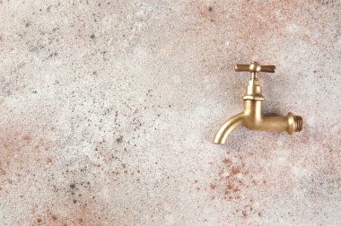 Beton zemin üzerine antik bronz su dokunun. Metin için yer kopyalayın.