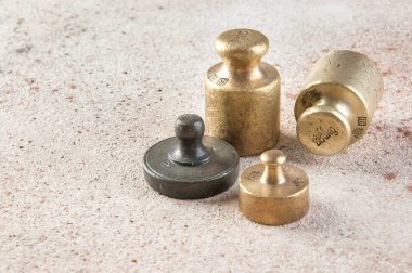 Antik Bronz ağırlık ölçekler beton zemin üzerine için. Metin için yer kopyalayın.