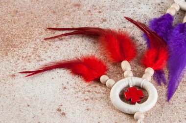 Parlak Rüya yakalayıcı ile geçerek, barış ve kırmızı mor tüyler bir beton zemin üzerine şarkı. Metin için yer kopyalayın.