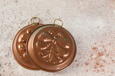 Vintage bakır kurabiye kalıpları beton zemin üzerine. Metin için yer kopyalayın