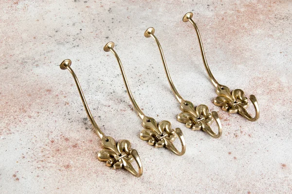 Quatro Cabides Ganchos Parede Bronze Vintage Fleur Lis Fundo Concreto — Fotografia de Stock