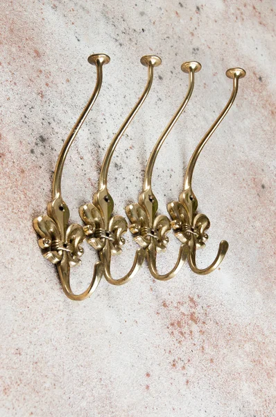 Quatro Cabides Ganchos Parede Bronze Vintage Fleur Lis Fundo Concreto — Fotografia de Stock