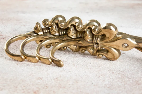 Quatro Cabides Ganchos Parede Bronze Vintage Fleur Lis Fundo Concreto — Fotografia de Stock