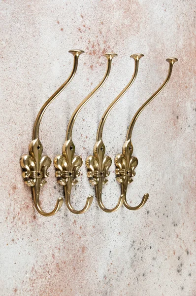 Quatro Cabides Ganchos Parede Bronze Vintage Fleur Lis Fundo Concreto — Fotografia de Stock