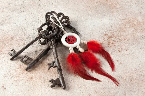 Világos Dream Catcher Énekelni Béke Piros Toll Régi Öntöttvas Kulcscsomót — Stock Fotó