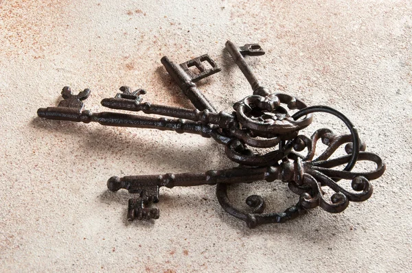 Bir Grup Beton Zemin Üzerine Eski Dökme Demir Anahtarları Metin — Stok fotoğraf