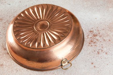 Vintage bakır kek kalıpları beton zemin üzerine kapatın. Metin için yer kopyalayın