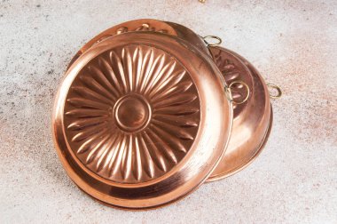 Vintage bakır kek kalıpları beton zemin üzerine kapatın. Metin için yer kopyalayın