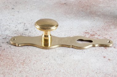 Vintage Bronz kapı beton zemin üzerine işler. Metin için yer kopyalayın.