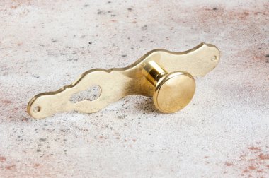 Vintage Bronz kapı beton zemin üzerine işler. Metin için yer kopyalayın.