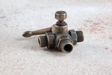 Antik Bronz su musluk adaptörü beton zemin üzerine. Metin için yer kopyalayın.