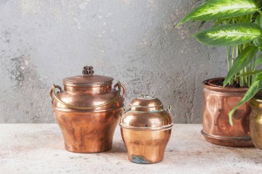 Storag için kapakları ile iki vintage bakır kavanoz