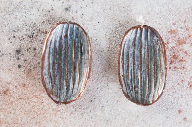 Vintage bakır kek kalıp beton zemin üzerine iç tarafında. Metin için yer kopyalayın