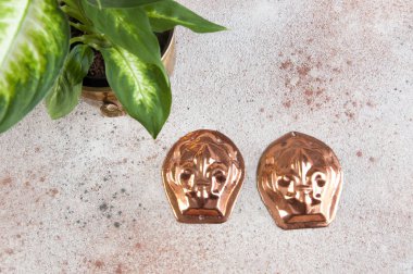 Vintage bakır kurabiye kalıpları beton zemin üzerine. Metin için yer kopyalayın