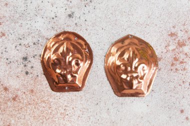 Vintage bakır kurabiye kalıpları beton zemin üzerine. Metin için yer kopyalayın