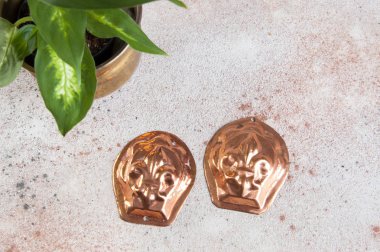 Vintage bakır kurabiye kalıpları beton zemin üzerine. Metin için yer kopyalayın