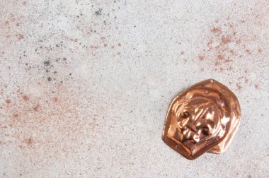 Vintage bakır kurabiye kalıpları beton zemin üzerine. Metin için yer kopyalayın