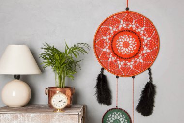 Yatak odası iç gri dokulu arka plan üzerinde turuncu Rüya yakalayıcı. Metin için yatak odası dekor ve kopya yer