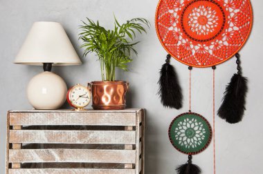 Yatak odası iç gri dokulu arka plan üzerinde turuncu Rüya yakalayıcı. Metin için yatak odası dekor ve kopya yer