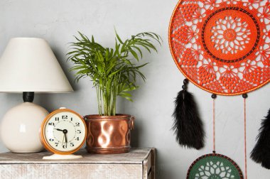 Yatak odası iç gri dokulu arka plan üzerinde turuncu Rüya yakalayıcı. Metin için yatak odası dekor ve kopya yer