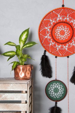 Yatak odası iç gri dokulu arka plan üzerinde turuncu Rüya yakalayıcı. Metin için yatak odası dekor ve kopya yer