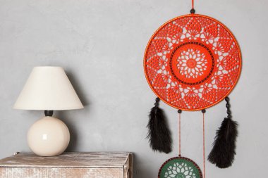 Yatak odası iç gri dokulu arka plan üzerinde turuncu Rüya yakalayıcı. Metin için yatak odası dekor ve kopya yer