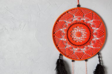 Turuncu Rüya yakalayıcı gri dokulu arka plan üzerine kapatın. Metin için yer kopyalayın