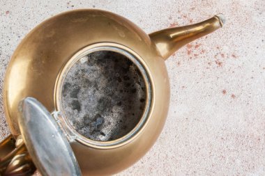 Vintage bronz çay potu beton zemin üzerine. Metin için yer kopyalayın