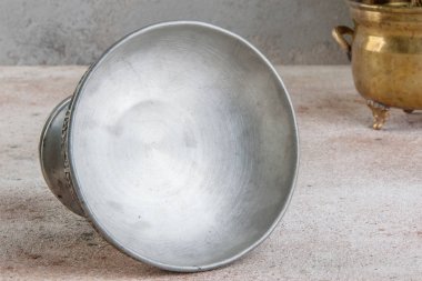 Vintage metal vazo ve pirinç ve bakır vintage saksı beton zemin üzerine yeşil bitkiler. Metin için yer kopyalayın