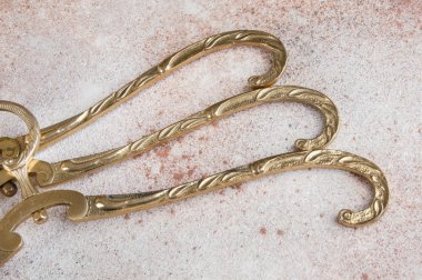 Antika pirinç Giyim Askıları beton zemin üzerine kapatın. Metin için yer kopyalayın.