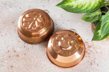 Vintage bakır kurabiye kalıpları beton zemin üzerine. Metin için yer kopyalayın