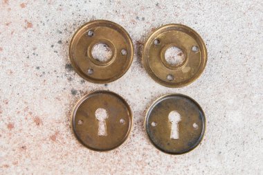 Antika pirinç anahtarı ve sapı delik kapak beton zemin üzerine iç tarafında. Metin için yer kopyalayın.